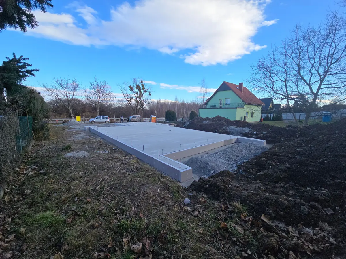Płyta fundamentowa po zdjęciu szalunku, krawędź wykończona kształtką brzegową