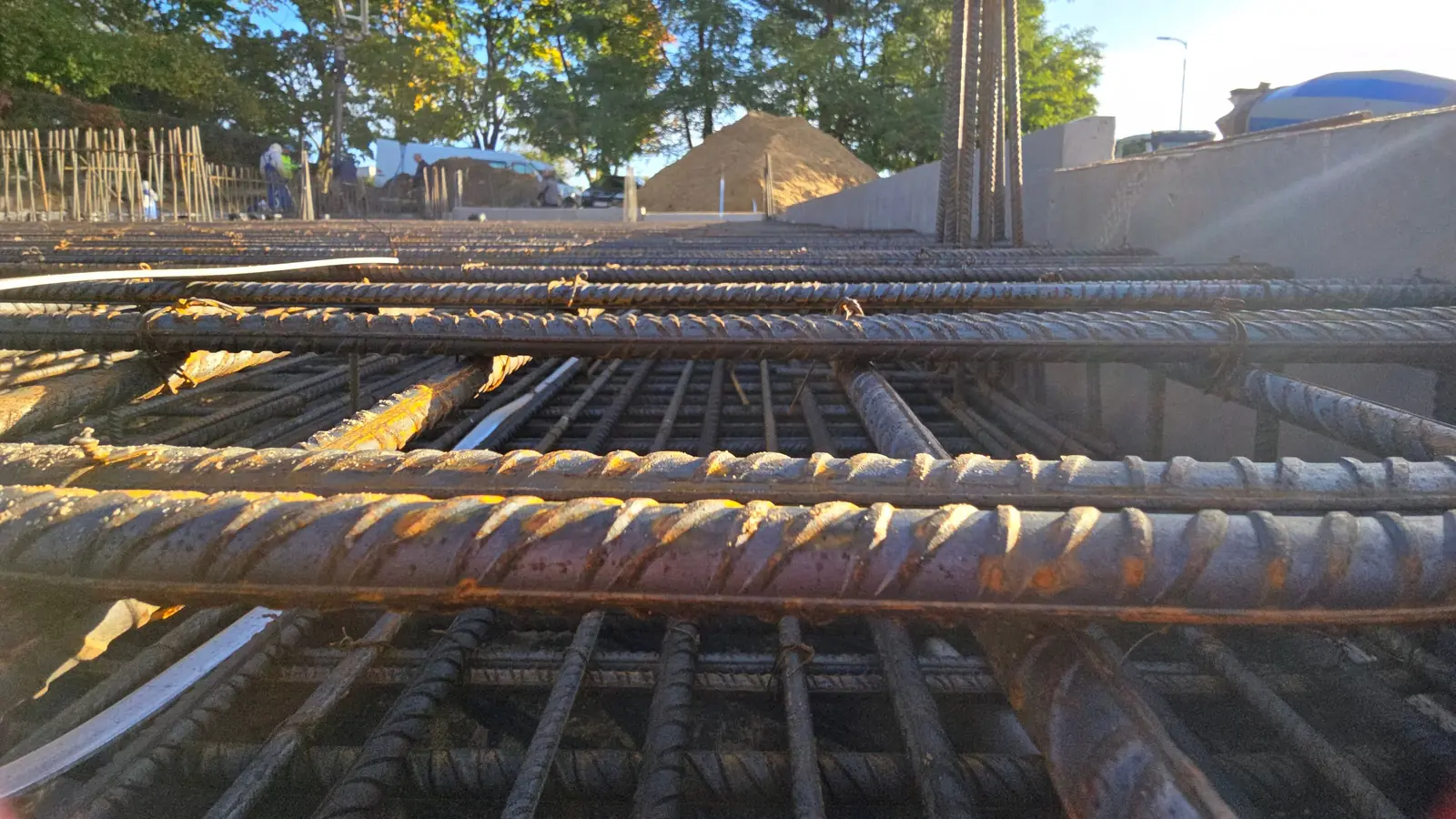 Pręty żebrowane zbrojenia płyty fundamentowej z bliska, przed betonowaniem